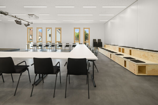 fritzoffice Raiffeisenbank Straubing_Einrichtung_Multifunktionsraum_bene & brunner