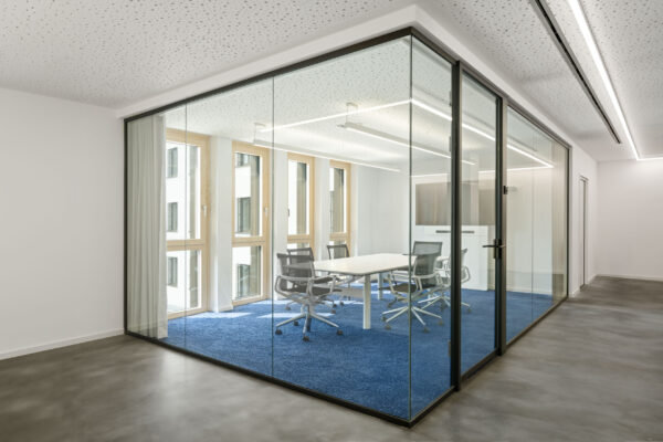 fritzoffice Raiffeisenbank Straubing_Einrichtung_VIPKundenberatung_ 1. Stock_GoldbachKirchner_Vitra_Kreation Baumann (Vorhang)