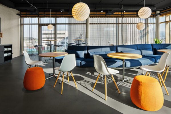 16_fritzoffice_pfaffinger_Workcafé_Seitenansicht