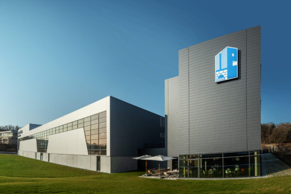 1_fritzoffice_pfaffinger_Unternehmenszentrale mit Workcafè und Outdoorberech