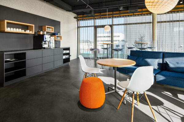 20_fritzoffice_pfaffinger_Workcafé1